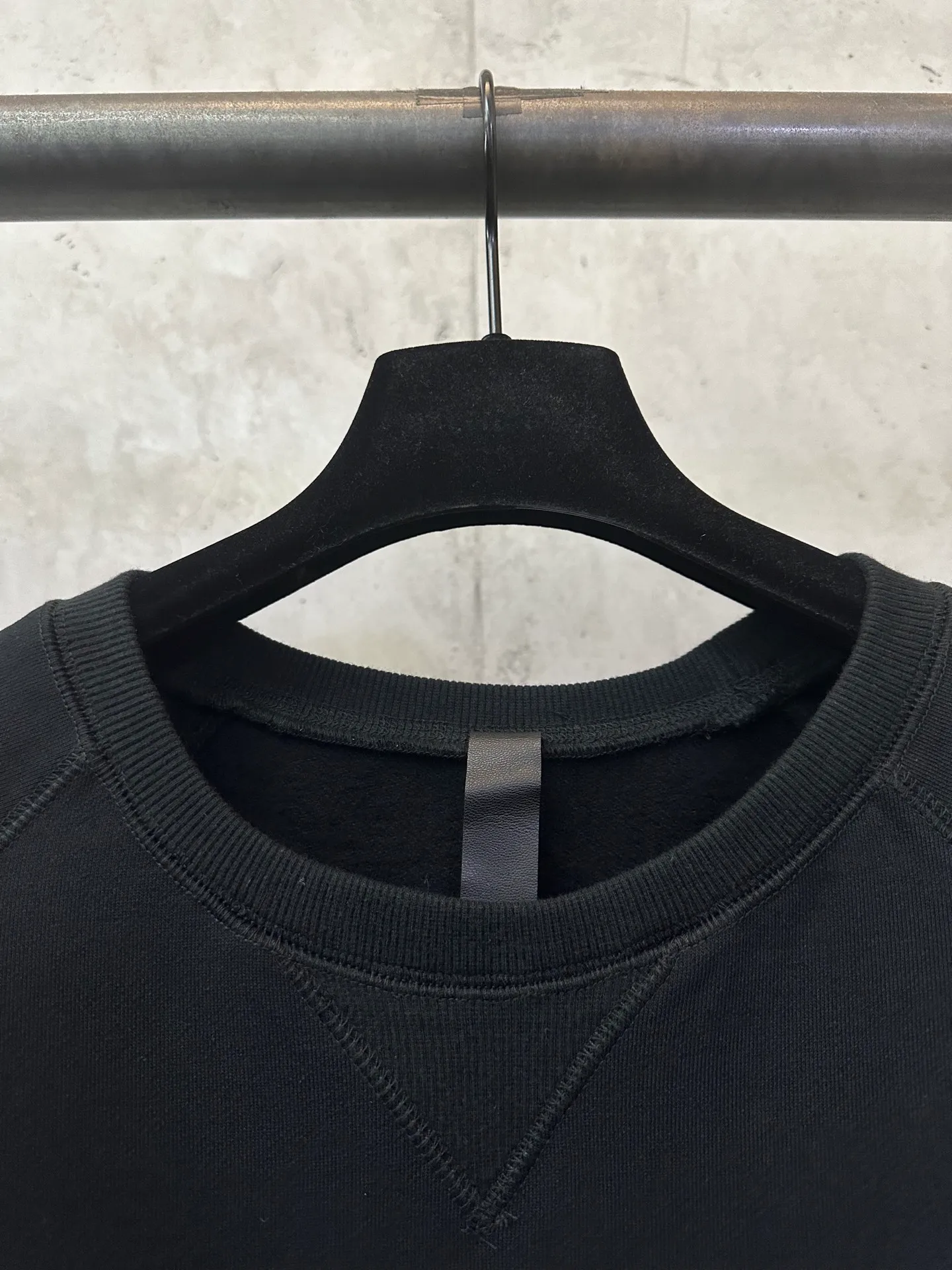 P430 Chrome Hearts Cross Embroidered Sweater Fabric: Made of 380g Korean cotton and linen sweatshirt 100% cotton Customized hardware Thread Accessories Matching version Same style for men and women -Color: Black -Size: S M L XL